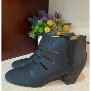 Aquatalia Freida Womens Black Leather Ankle Boots With Cut-Out Design & Stacked